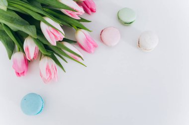 Pembe Laleler ve macarons