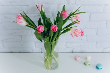 Cam vazo içinde Pembe Laleler