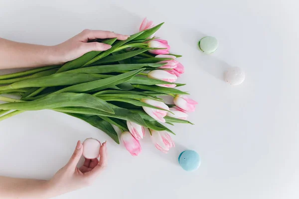 Ruce držící macaron — Stock fotografie