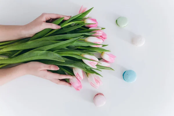 Mãos da mulher segurando tulipas — Fotografia de Stock