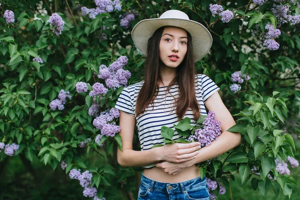 Meisje permanent in Lila bloei — Stockfoto