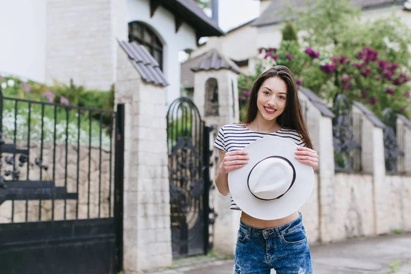 Yong chica disfrutando de la primavera — Foto de Stock