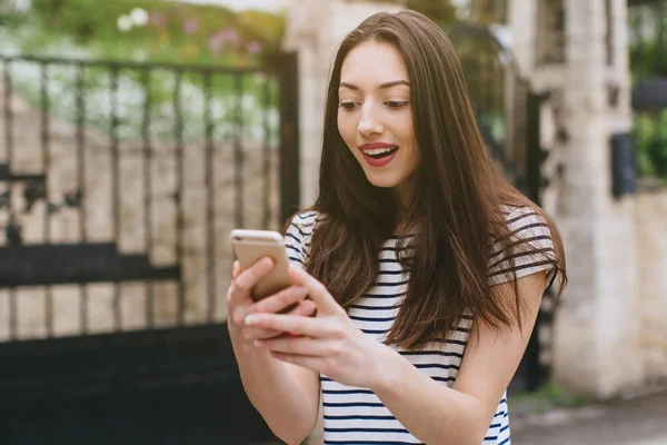 Brunett kvinna använder telefon — Stockfoto