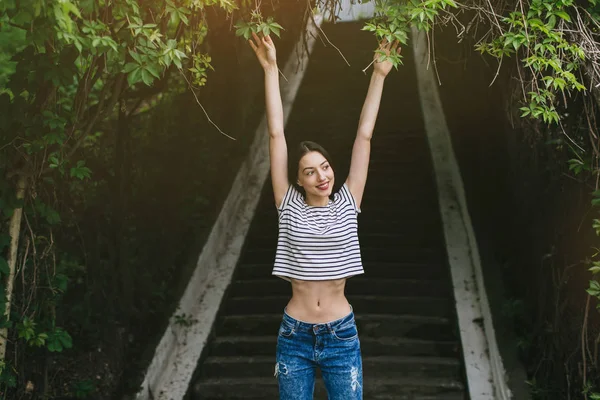 녹색 계단에 소녀 — 스톡 사진