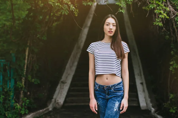 Chica en verde escaleras — Foto de Stock