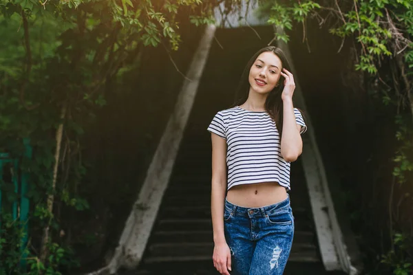 Chica en verde escaleras — Foto de Stock