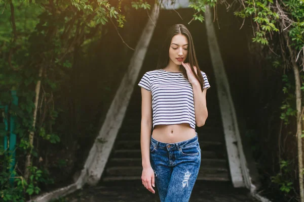 Meisje op groene trappen — Stockfoto