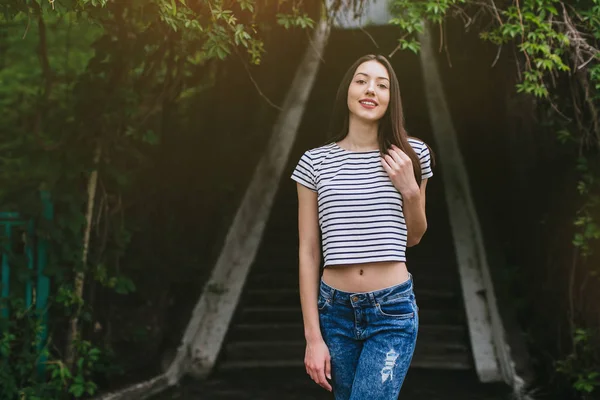 Meisje op groene trappen — Stockfoto