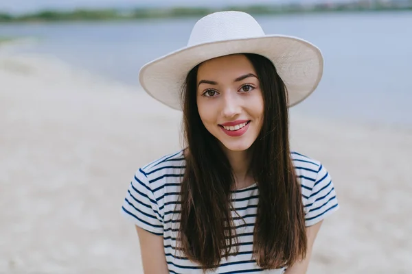 Vrouw met hoed op het strand — Stockfoto