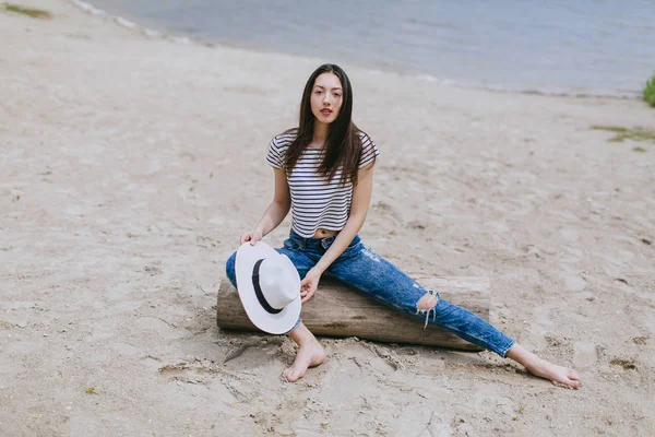 Mulher com chapéu na praia — Fotografia de Stock