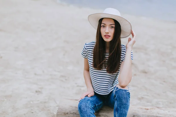 Vrouw met hoed op het strand — Stockfoto