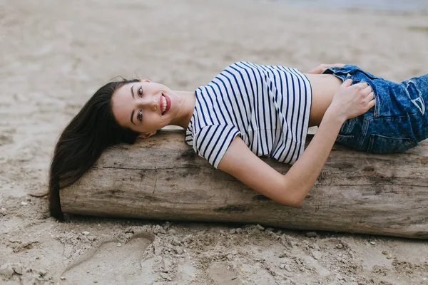 Junge Frau liegt auf dem Holzbein — Stockfoto