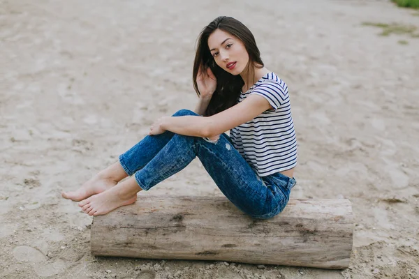Vrouw zittend op de houten been — Stockfoto