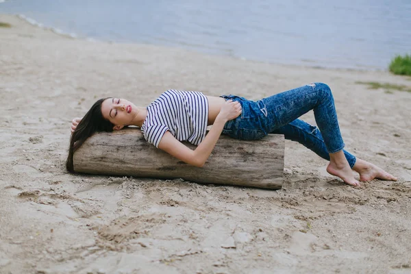 Jonge vrouw liggend op de houten been — Stockfoto