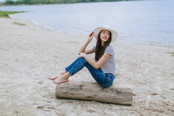 Vrouw met hoed op het strand — Stockfoto