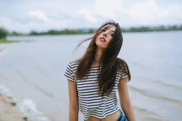 Jovem mulher na praia — Fotografia de Stock