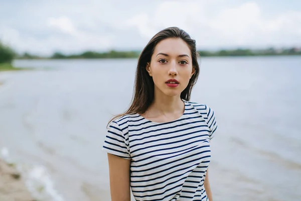 Jovem mulher na praia — Fotografia de Stock