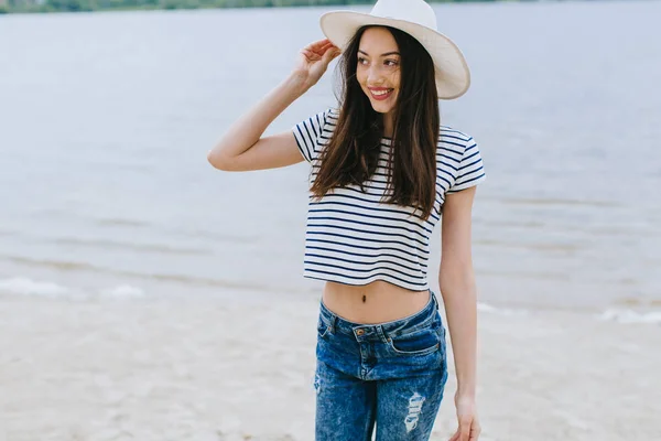 Mujer con sombrero en la playa —  Fotos de Stock