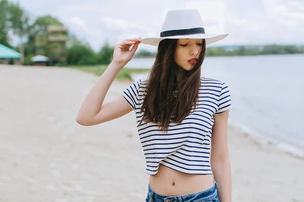 Женщина в шляпе на пляже — стоковое фото