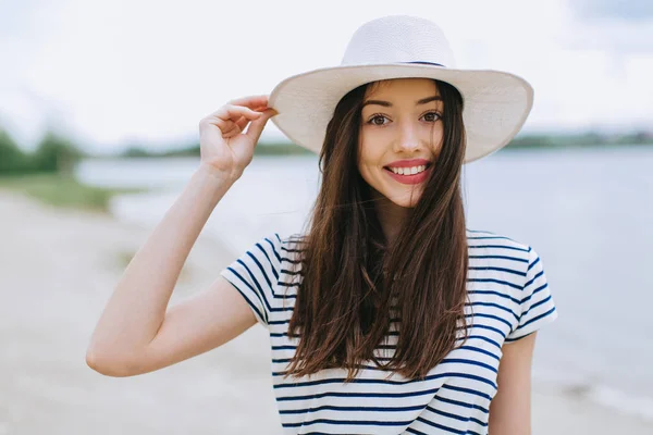 Mulher com chapéu na praia — Fotografia de Stock