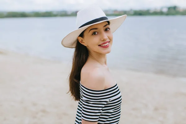 Femeie cu pălărie pe plajă — Fotografie, imagine de stoc