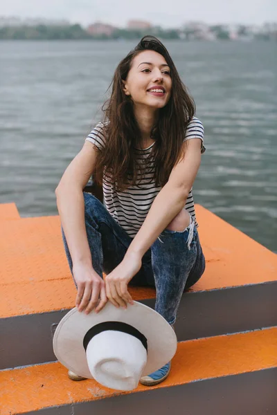 Jonge vrouw op de pier — Stockfoto