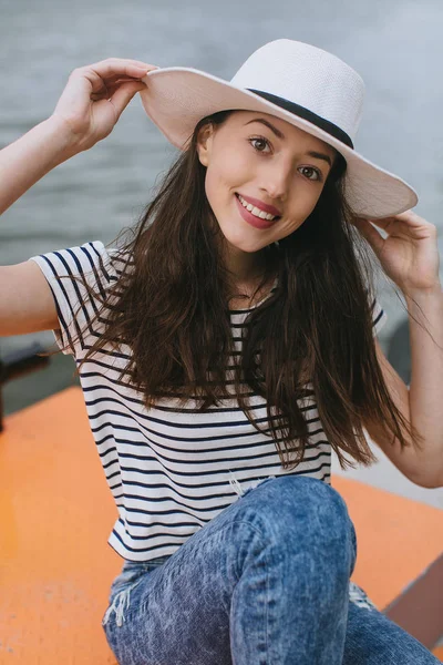 Jonge vrouw op de pier — Stockfoto