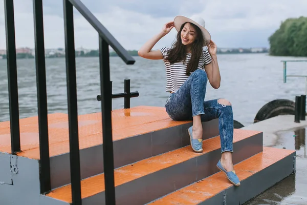 Mujer joven en el muelle —  Fotos de Stock