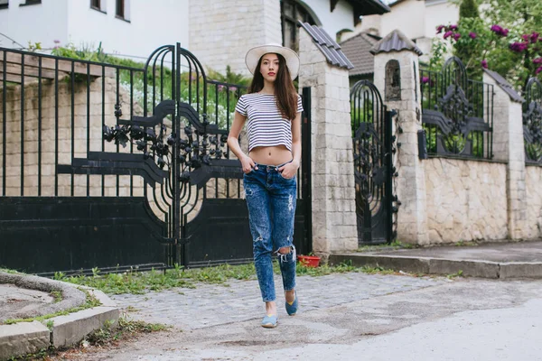 Chica joven en sombrero de tela —  Fotos de Stock