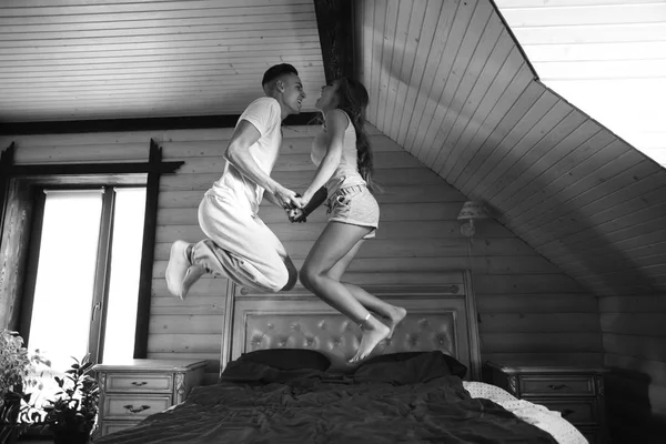 침대에서 점프 하는 커플 — 스톡 사진