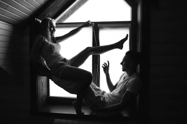Genç çift pencere yakınındaki — Stok fotoğraf