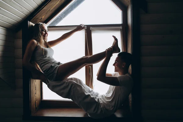 Paar in der Nähe des großen Fensters — Stockfoto