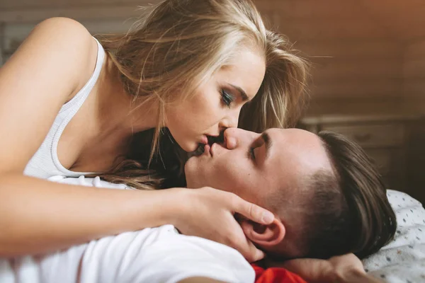 Schönes Paar küsst — Stockfoto