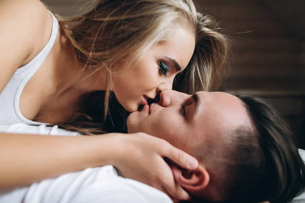 Beautiful couple kissing — Stock Photo, Image