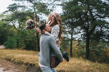 İki yeşil orman içinde