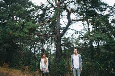 İki yeşil orman içinde