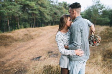 Çift yeşil ormanda sarılma