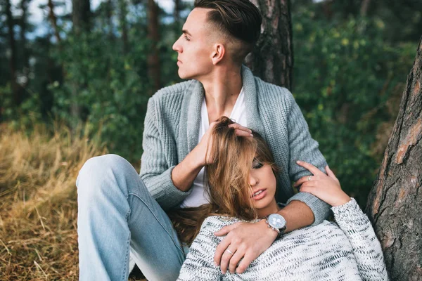 Hermosa pareja en bosque verde —  Fotos de Stock