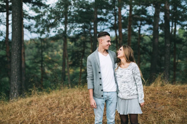 Mladý pár v zeleném lese — Stock fotografie