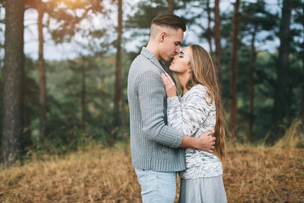 Schönes Paar küsst sich im Wald — Stockfoto