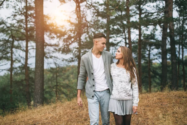 Casal andando na floresta verde — Fotografia de Stock