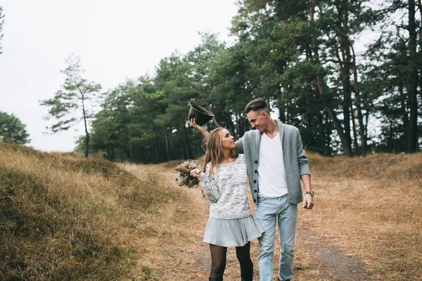 Casal andando na floresta verde — Fotografia de Stock