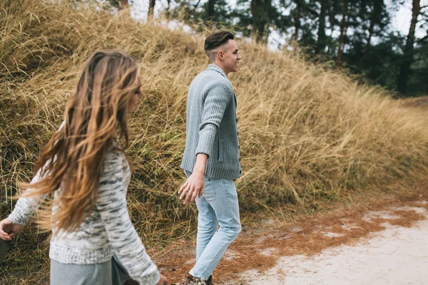 Couple marchant en forêt — Photo