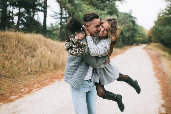 Hermosa pareja enamorada — Foto de Stock