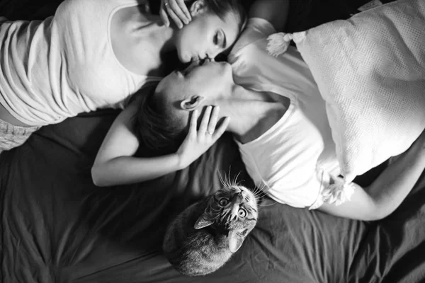 Beautiful couple with cat — Stock Photo, Image