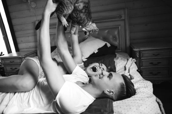 Casal jogar com gato — Fotografia de Stock