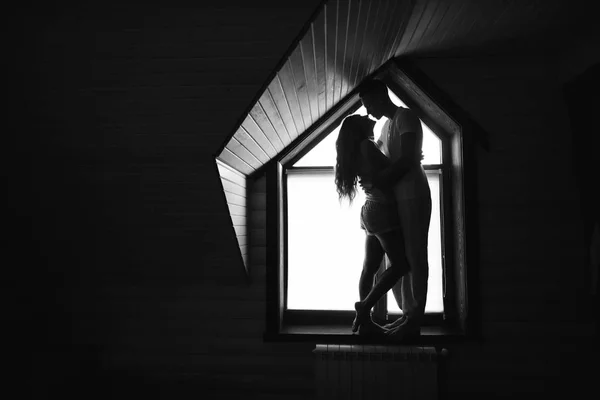 Paar in der Nähe des großen Fensters — Stockfoto