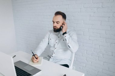 Telefon kullanarak iş adamı