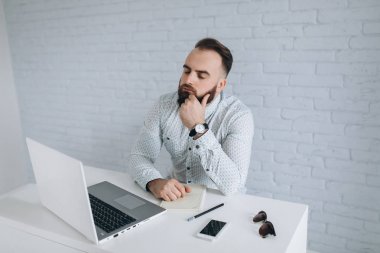 yorgun sakallı iş adamı