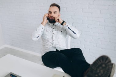 sakallı adam telefonu kullanarak 